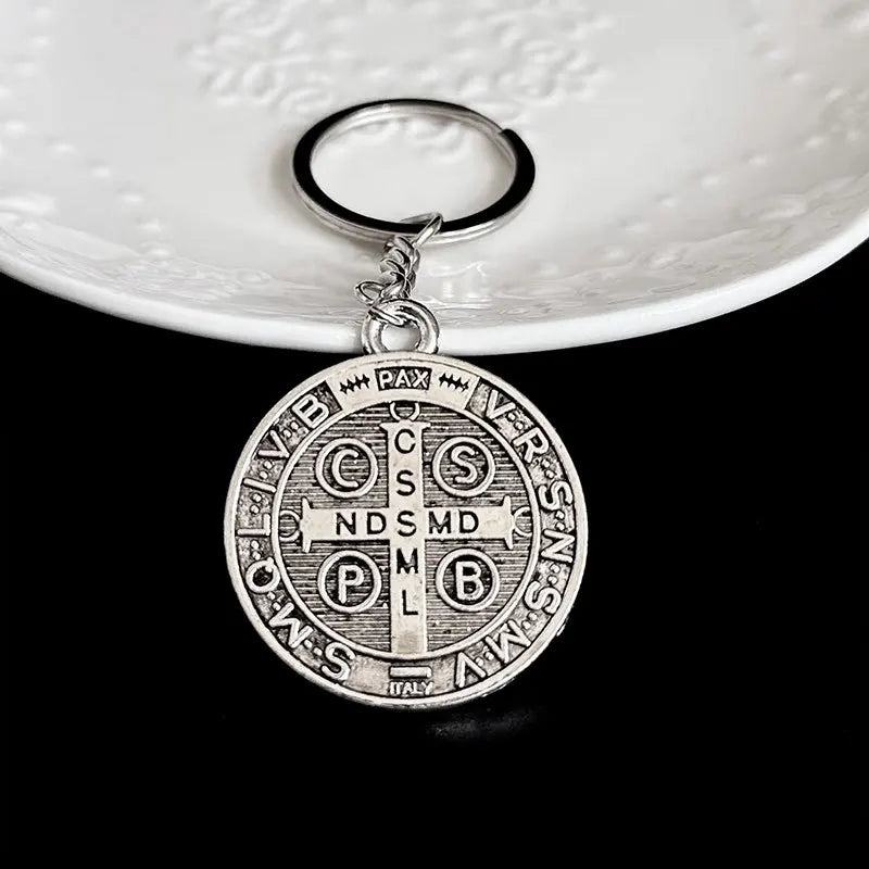 1 Pc Jesus St. Benedict Pendant Keychain Vintage Round Double-Sided Pattern Cross Alloy Key Chain Fashion Keychain Accessories
